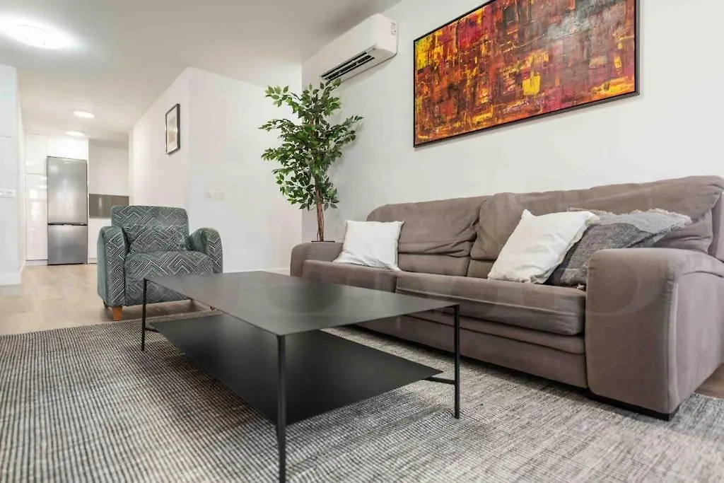 Bright And Modern Apartment By Rems Μάλαγα