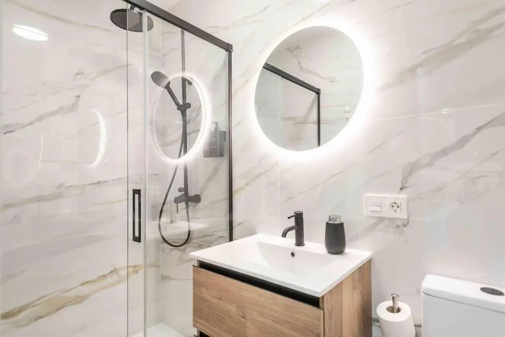 Bright And Modern Apartment By Rems Μάλαγα