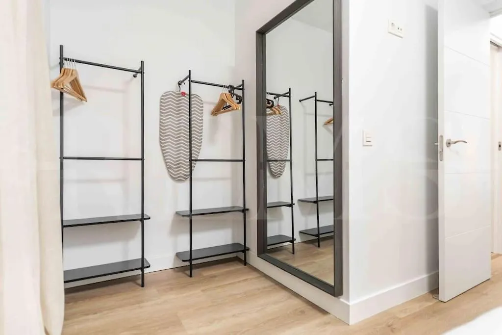 Bright And Modern Apartment By Rems Μάλαγα