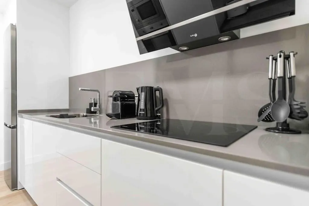 Bright And Modern Apartment By Rems Μάλαγα
