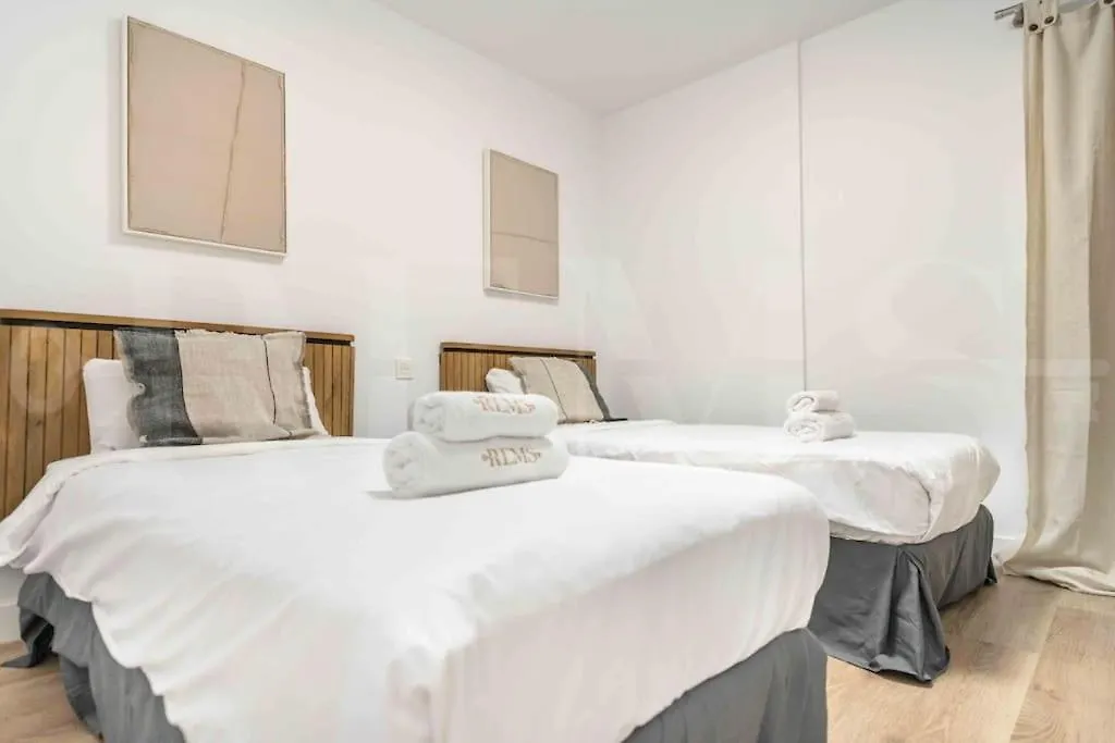 Bright And Modern Apartment By Rems Μάλαγα