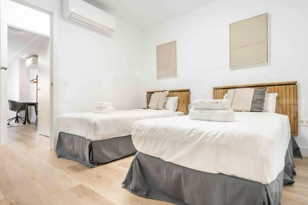 Bright And Modern Apartment By Rems Μάλαγα